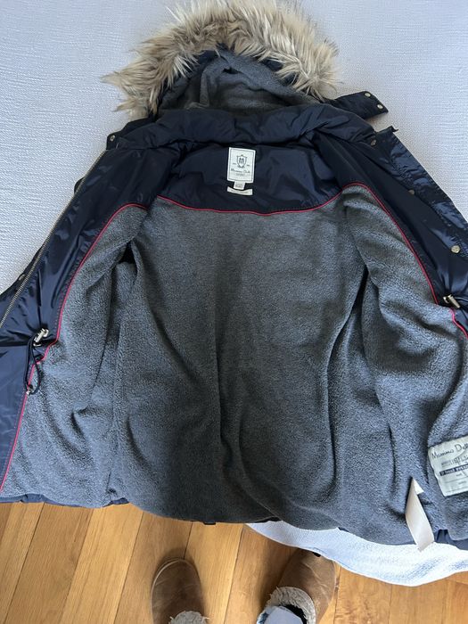 Casaco azul escuro da Massimo Dutti, cardado, com pelo no carapuço