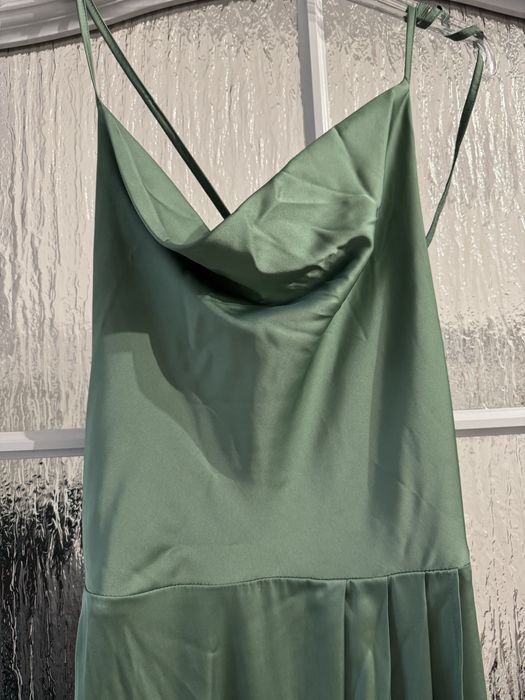 Elegancka sukienka wieczorowa w kolorze oliwkowym