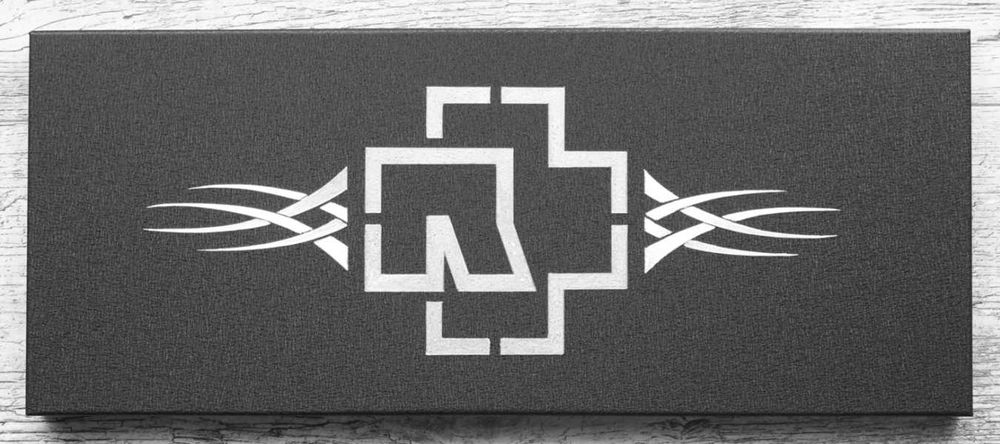 Rammstein Logo ręcznie grawerowane na blasze