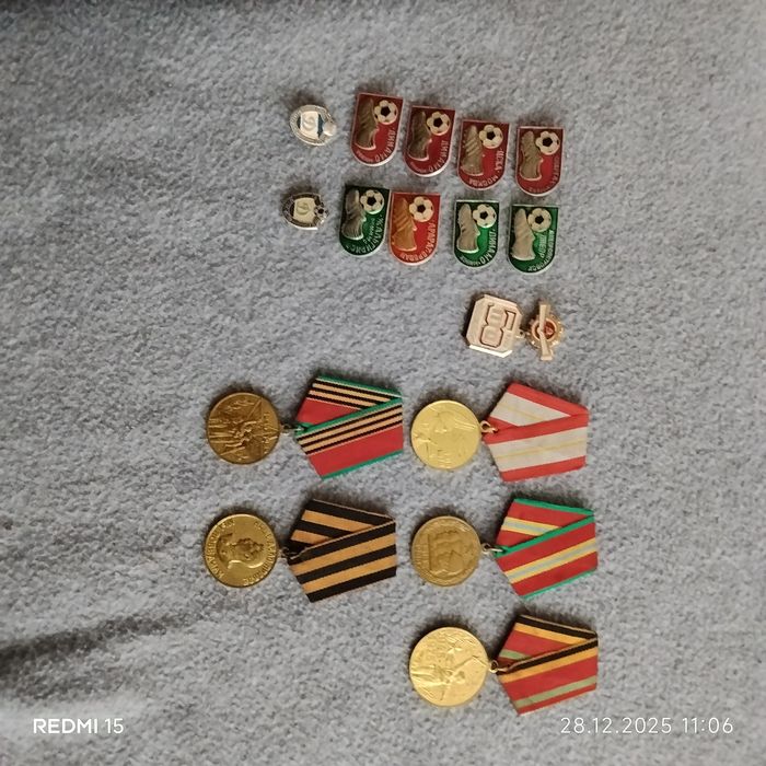 Продам значки на футбольную тематику.