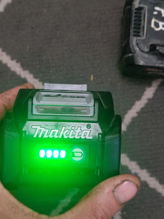 Продам батарею makita 40 в 4а і 2а