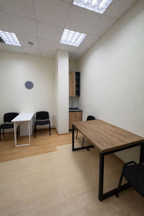 Оренда 4-поверхової офісної будівлі з закритою територією