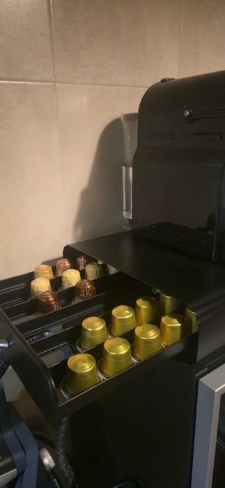 Máquina Nespresso Inissia + gaveta para 60 cápsulas
