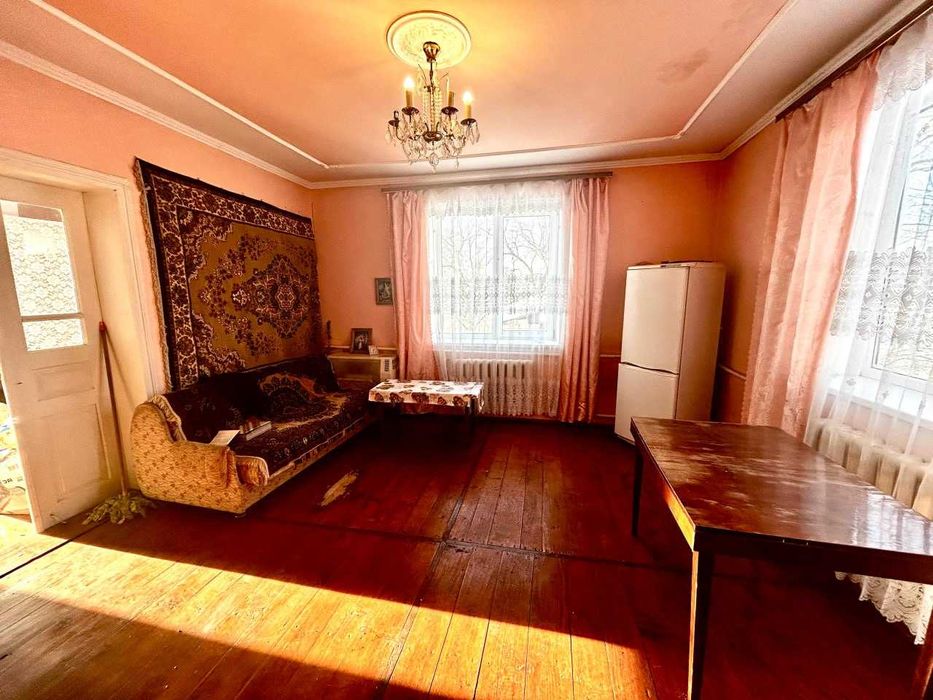 Продається будинок у селі Кінашів з  земельною ділянкою