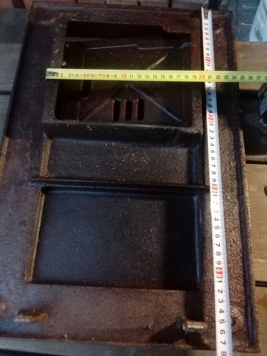 Żeliwne drzwiczki do pieca kuchennego