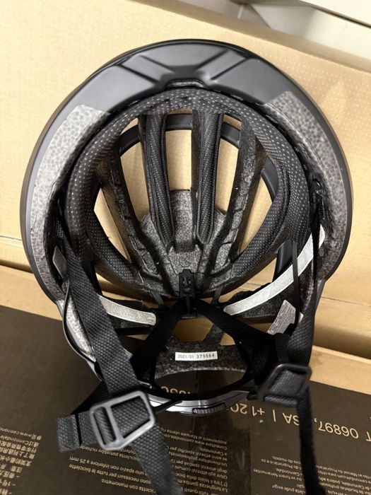 Шолом abus aventor velvet black. М (54-58)