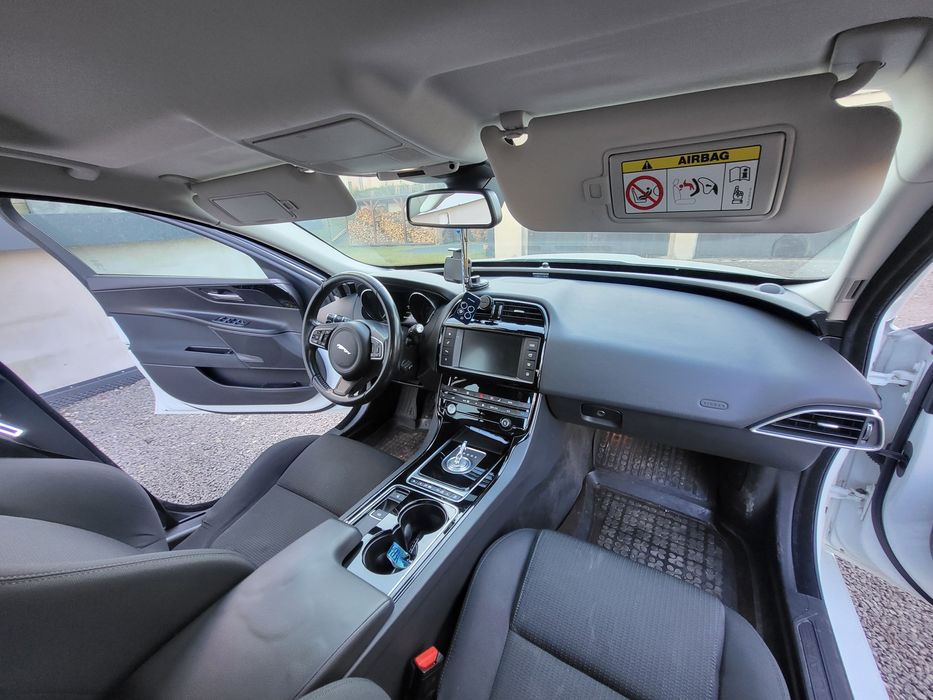 Jaguar XE 2.0 benzyna