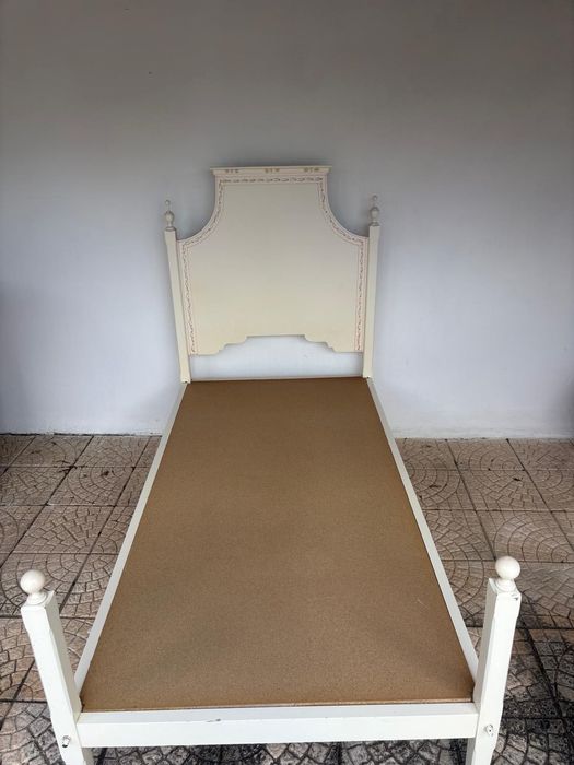 Cama Individual Alentejana em madeira maciça pintada à mão + colchão Molaflex 190x100