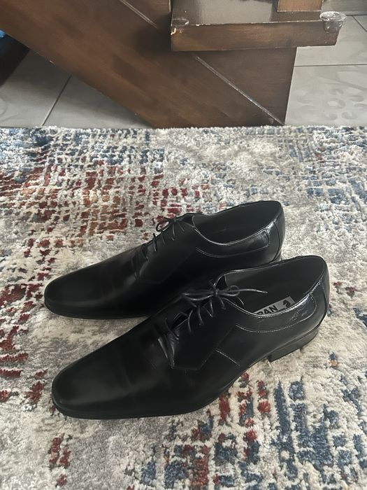 męskie skurzane pantofle lakierowane