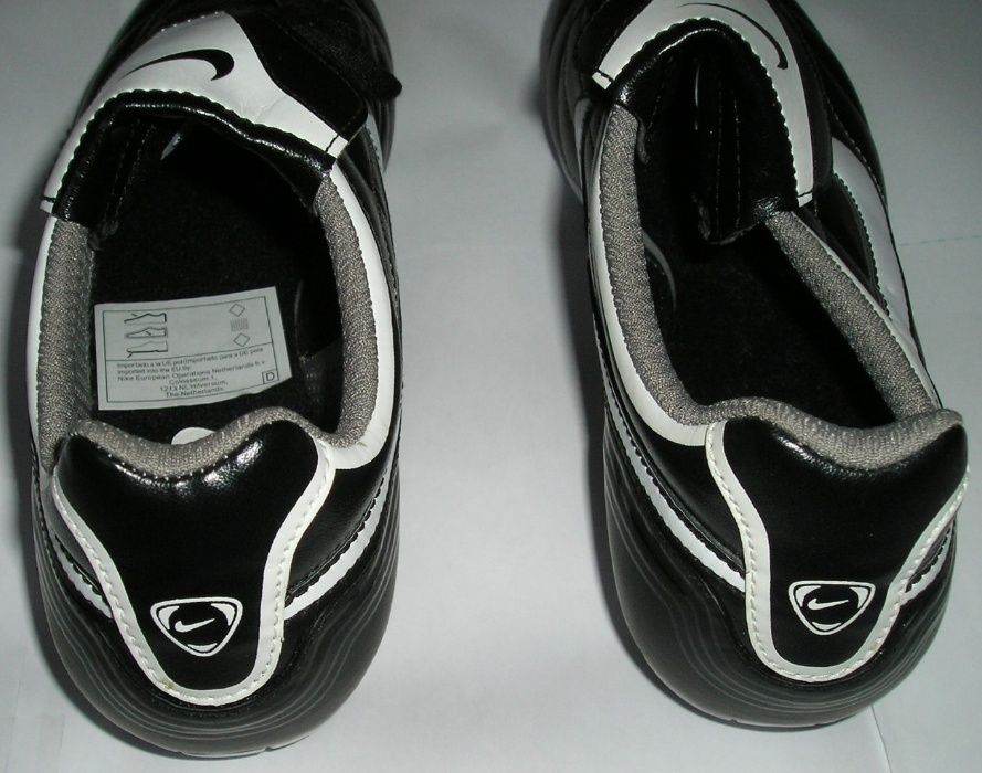 Buty piłkarskie - korki - NIKE Versatract - czarne rozmiar 38,0 - nowe