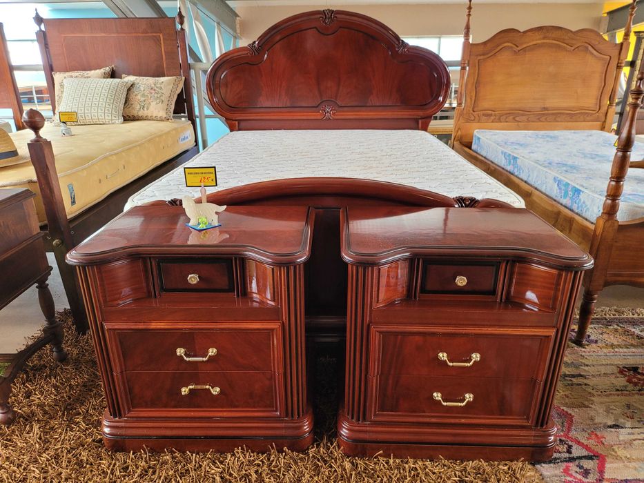 Excelentes mesas de cabeceira em madeira - Valor un