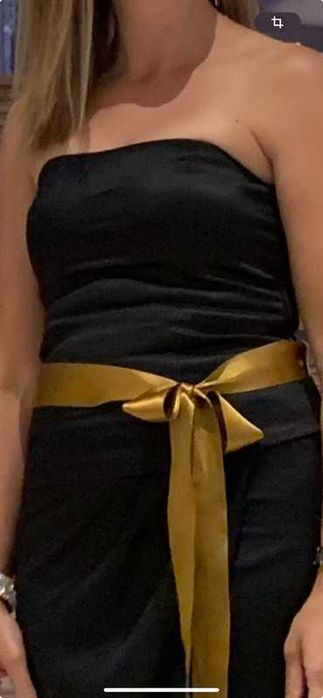 Conjunto Top e mini-saia em cetim preto com laço dourado de festa