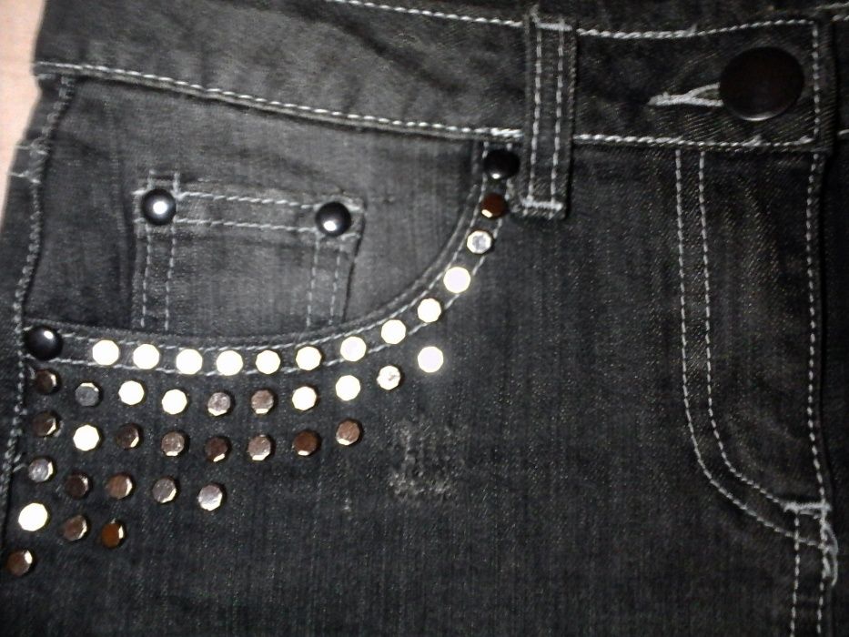 Джинсовая юбка с заклепками и бахромой