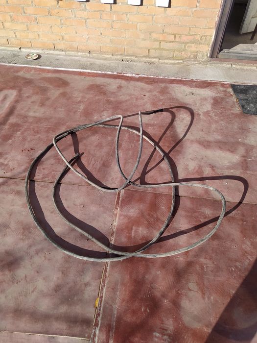 Шланг для високого давления і мідний провід.