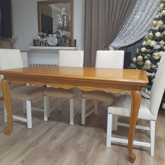 Stół bez krzeseł.