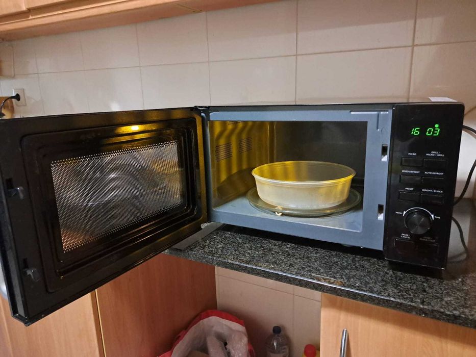 Becken Black Microwave – Good Condition