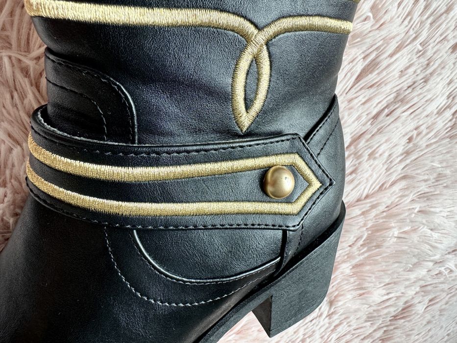 Czarne botki ze zlotymi zdobieniami