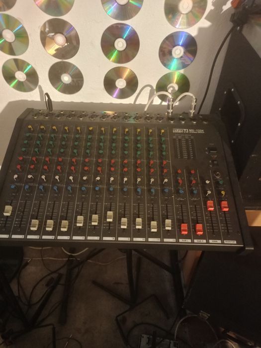 Wzmaczniacz 2 x300 w koncowka  mocy   4 kolumny glosnikowe