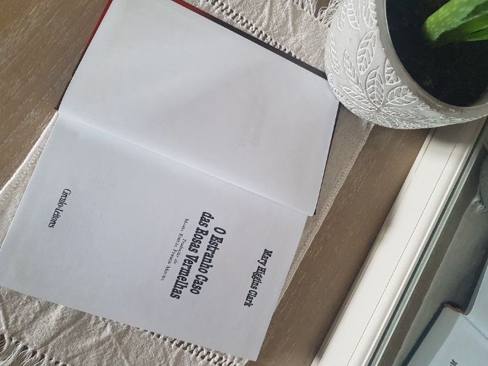 Livro "O Estranho Caso das Rosas Vermelhas"