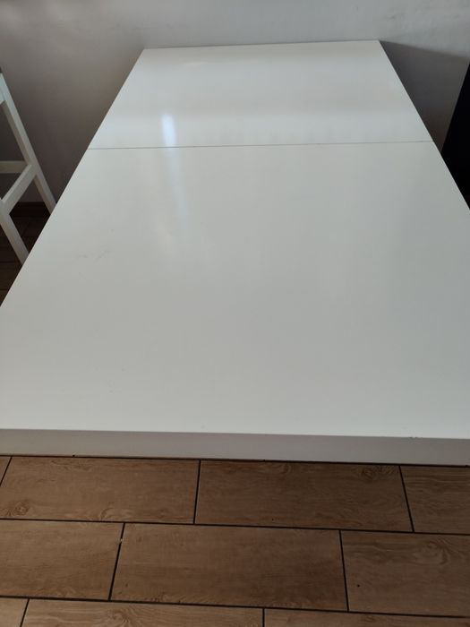 Stol bialy plus krzesla