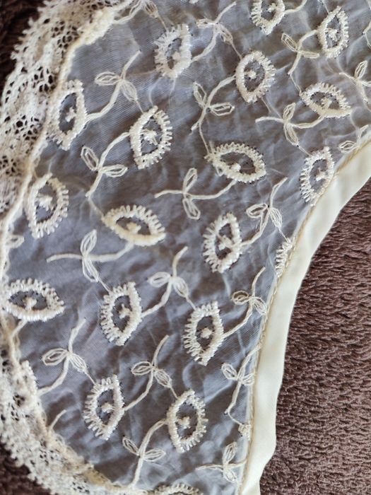 Kołnierzyk z koronki wyszywany