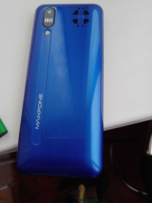 Телефон на 4 сим карты MAXFONE V12.