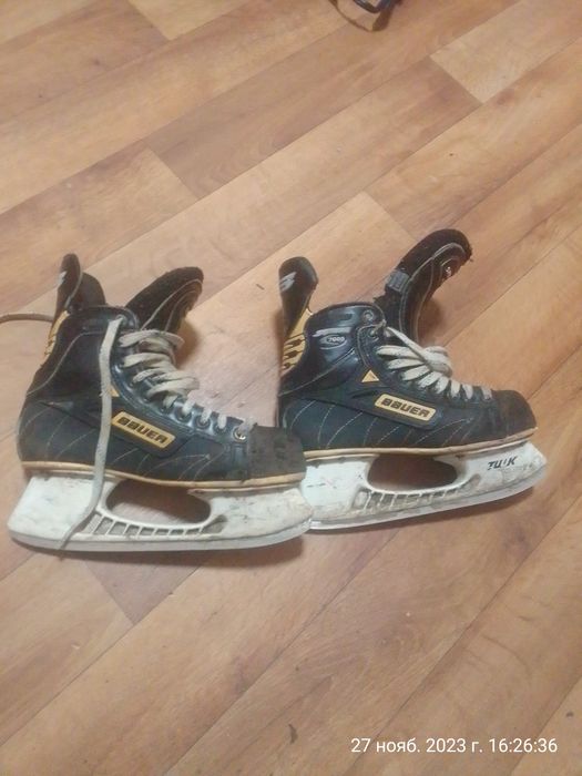 Хокейні ковзани...