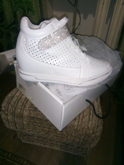 Продам женские кросовки