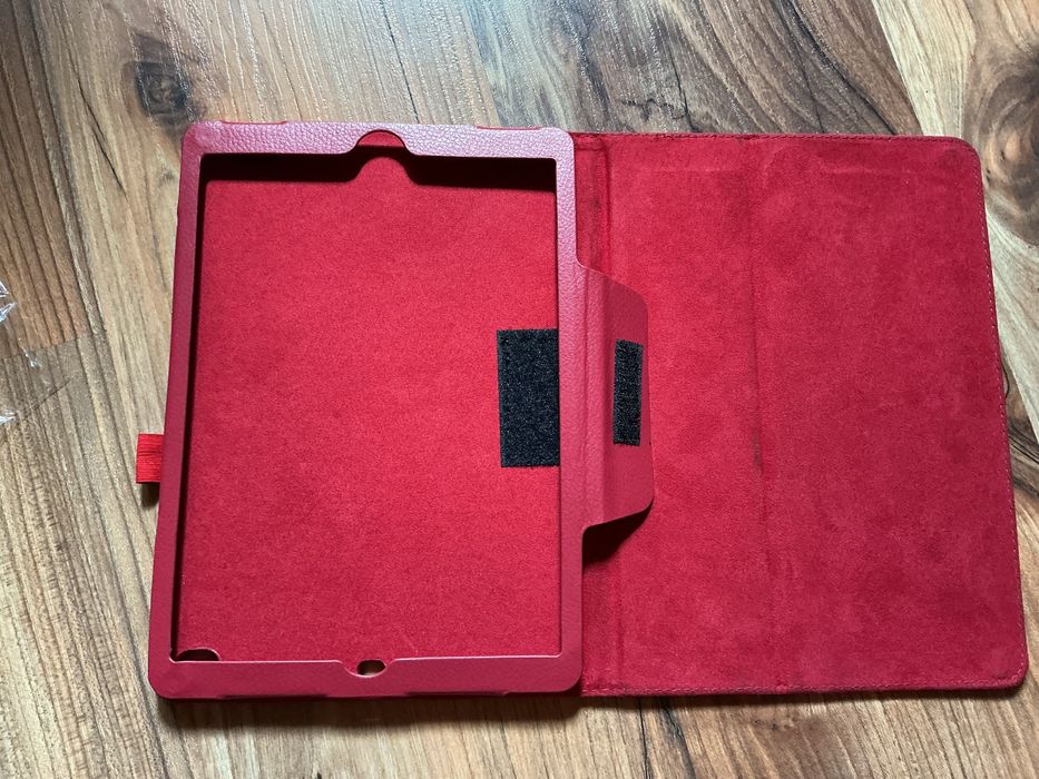 Czerwone etui na ipada apple 9,7 cala