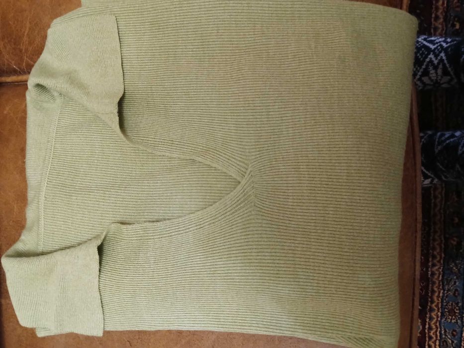 camisola de lã, verde azeitona claro.