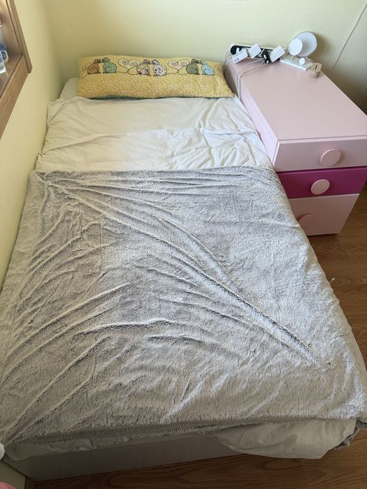Cama de solteiro incluíndo mesa de cabeceira para criança