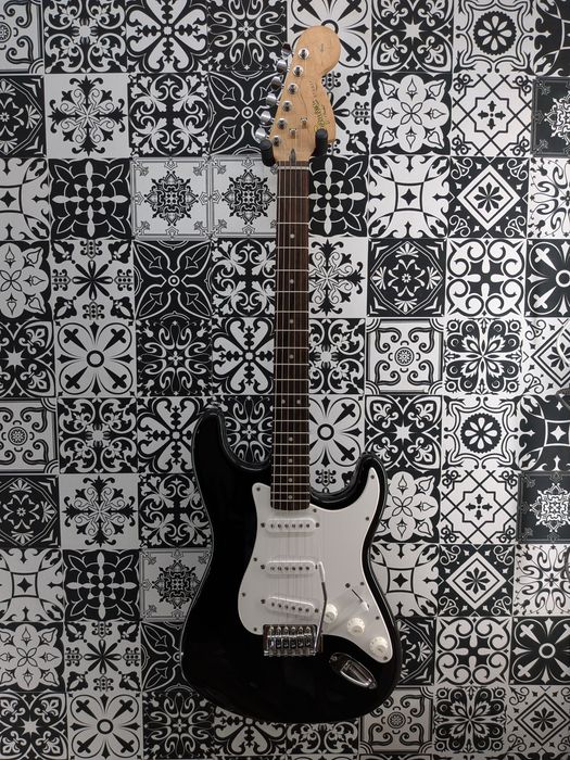 Guitarra eléctrica Fender Squier Stratocaster 2014 restaurada e pronta a tocar