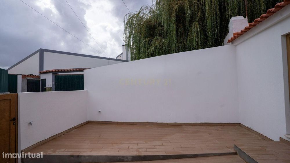 Moradia totalmente remodelada em Santa Cruz- Póvoa de Penafirme – A 5