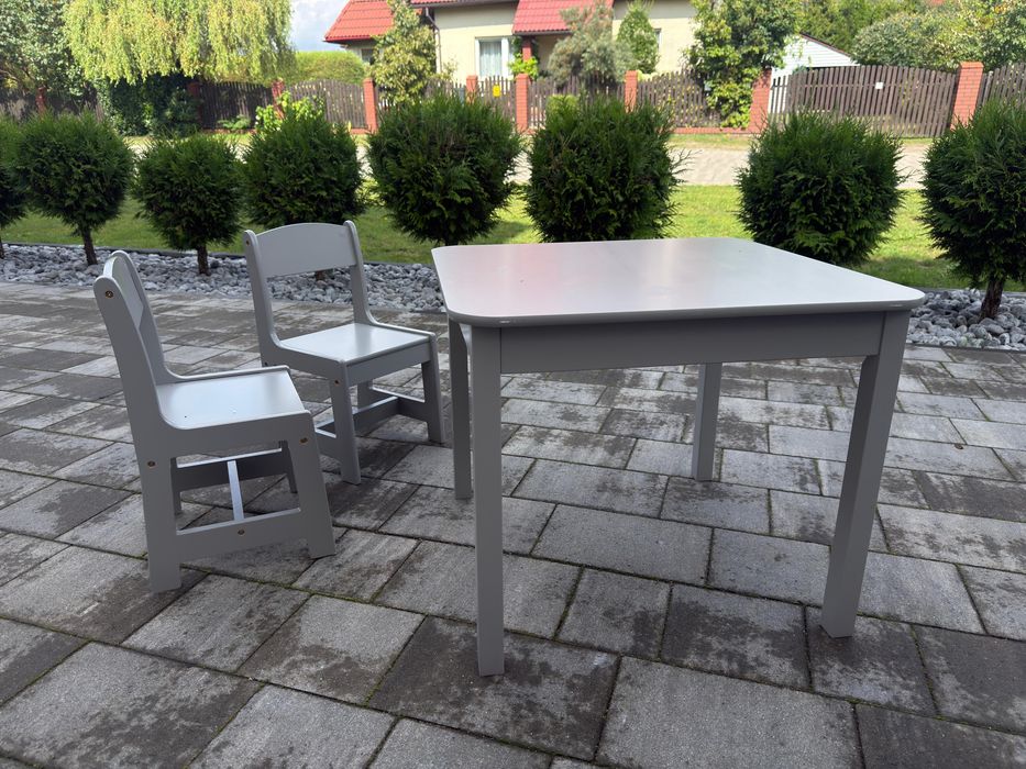 Zestaw mebli dziecięcych – 8 stolików i 15 krzesełek