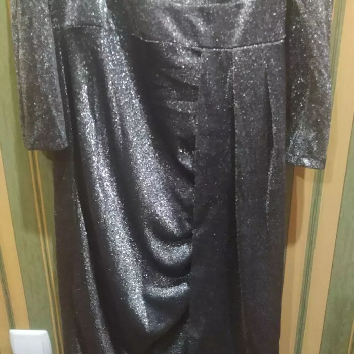 Продам красиву вечірню сукню 48роз.