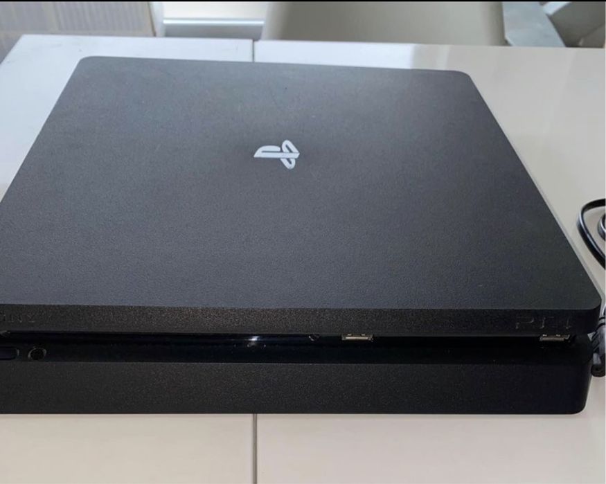 Ps4 slim 1TB +2 controllers + charging dock64354209948802121