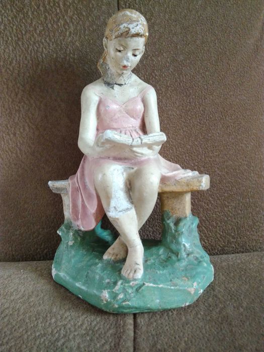 Необычная гипсовая статуэтка.