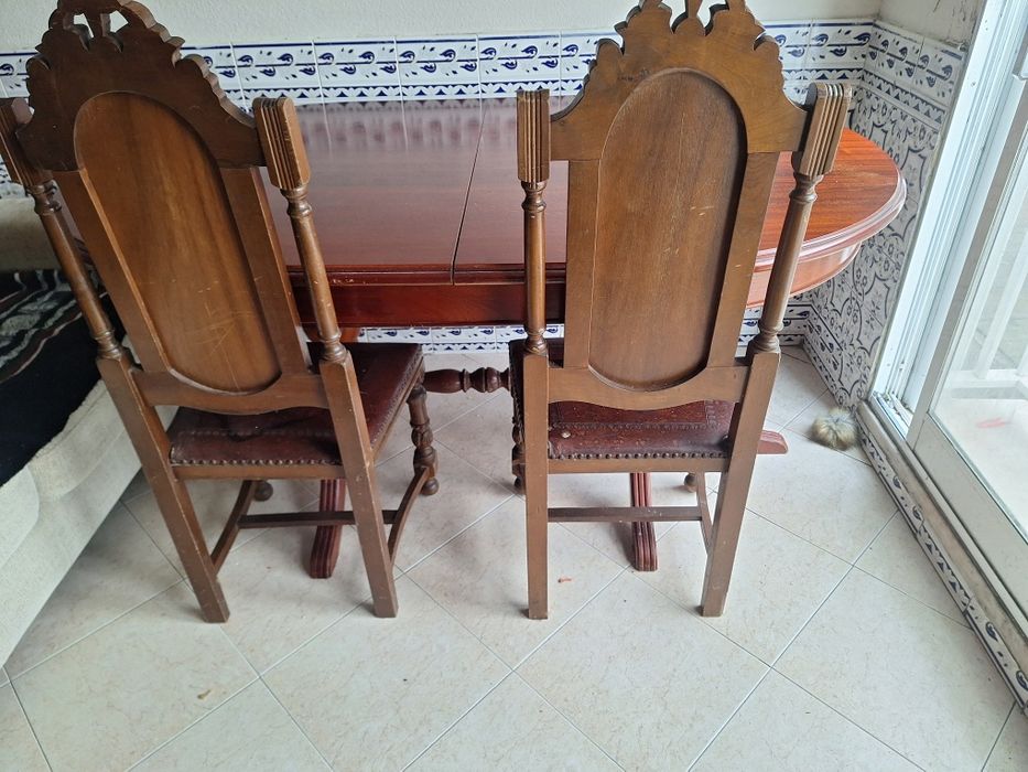 Mesa em madeira maciça mogno e quatro cadeiras