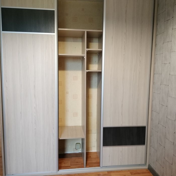 Szafa przesuwna trzydrzwiowa
