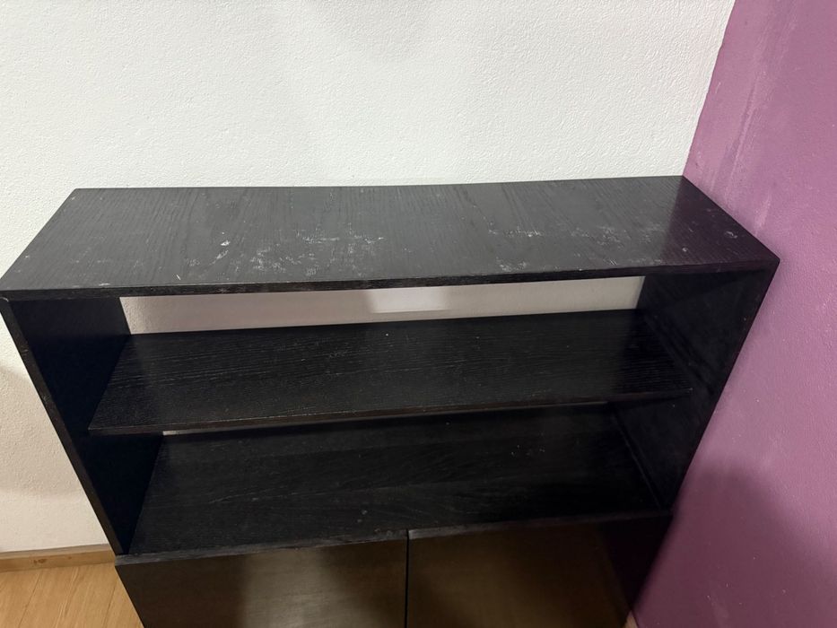 Móvel/Estante em madeira preta.