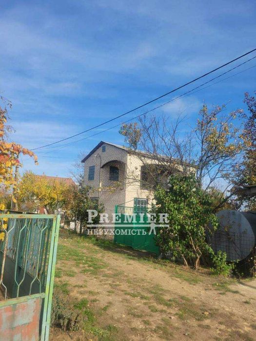 Продам триповерховий  сучасний будинок