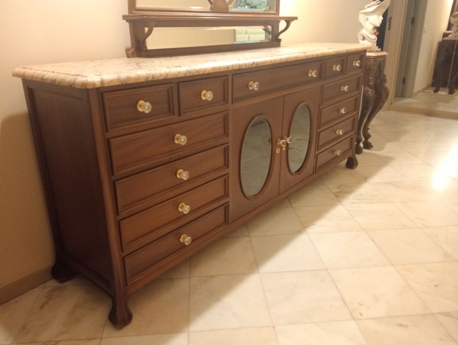 Móvel antigo em madeira