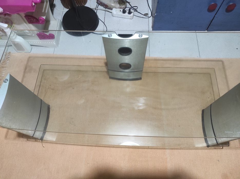 Mesa de vidro e alumínio
