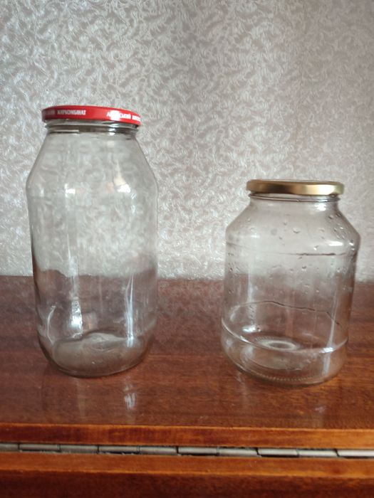 Продаю стеклянные банки 1.5л и 2 л торг уместен