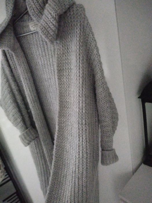 Długi szary sweter z kapturem by o la la