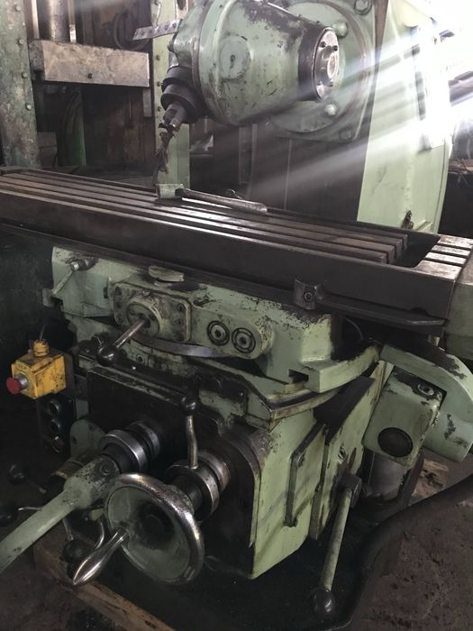 STANKOIMPORT 6H81 Frezarka Uniwersalna frezarka do metalu  Głowica pionowa  Stół ±45° Posuwy mechaniczne w 3 osiach