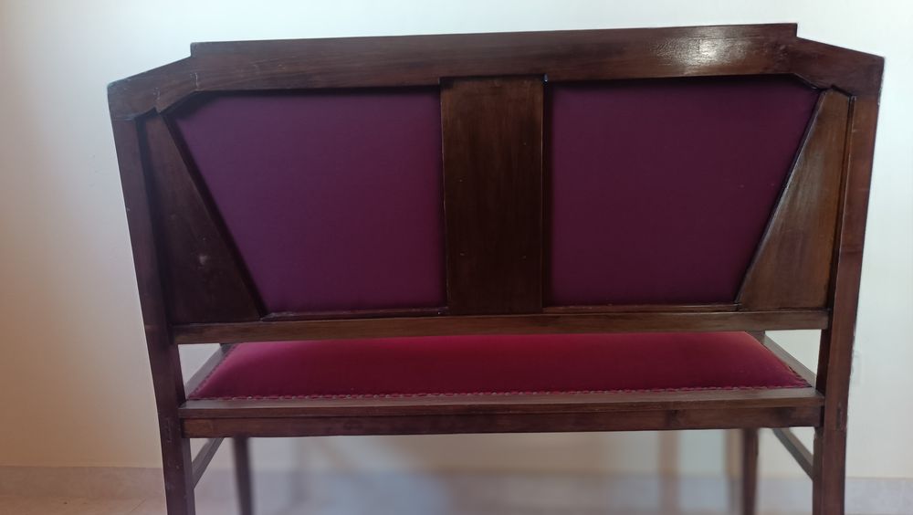 Conjunto de cadeiras e madeira antiga, com estofos em veludo