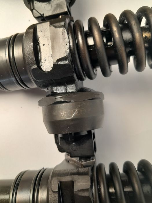 Комлект насос форсунок 2.0TDI VW Touran Caddy 2003-2010p 038130073BQ