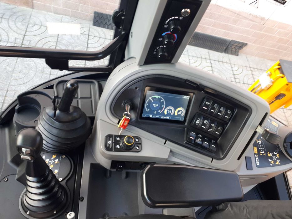 Máquina Retroescavadora JCB 3CX de 2024