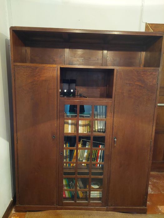 Estante para sala de estar para  livros e decoração